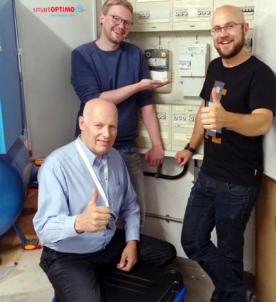 Drei Mitarbeiter mit dem ersten zertifizierten Smart Meter Gateway